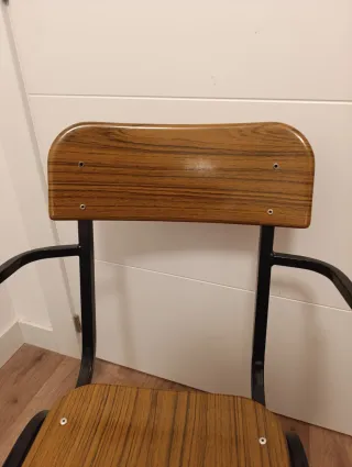 Sillas metálicas con asiento y respaldo de madera