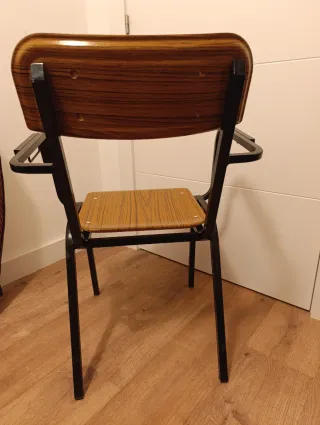 Sillas metálicas con asiento y respaldo de madera