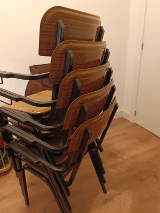 Sillas metálicas con asiento y respaldo de madera