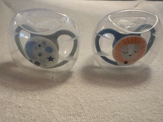 2 Chupetes Nuk con Funda Protectora