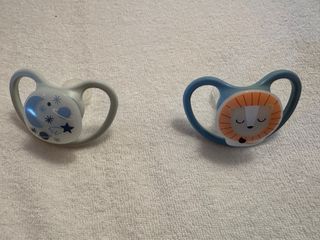 2 Chupetes Nuk con Funda Protectora