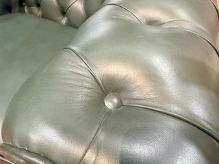 Sofá Chester capitoné verde piel