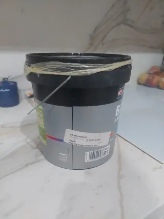 Bote de pintura sin usar
