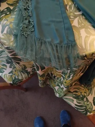 Vestido verde con mangas de encaje