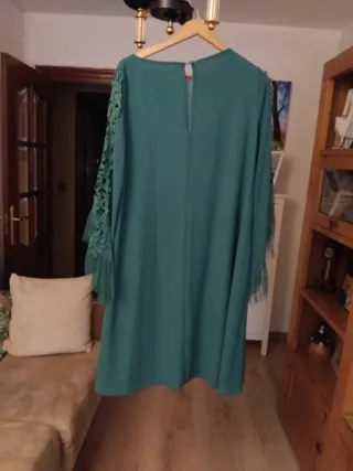 Vestido verde con mangas de encaje