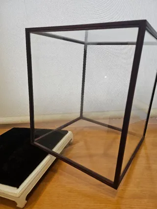 Vitrina expositora de cristal y madera