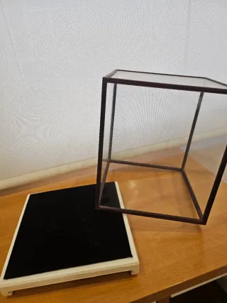 Vitrina expositora de cristal y madera