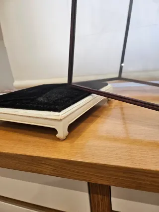 Vitrina expositora de cristal y madera