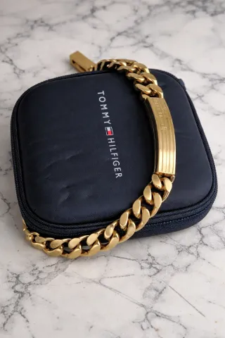 Pulsera Tommy Hilfiger dorada – Estilo esclava