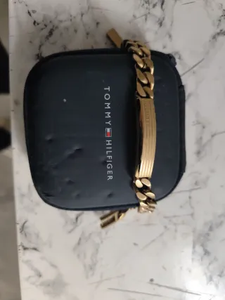 Pulsera Tommy Hilfiger dorada – Estilo esclava