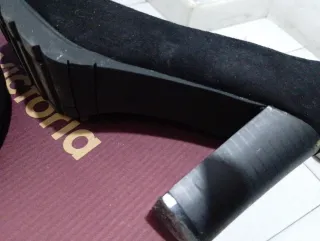 Zapatos negros de tacón alto