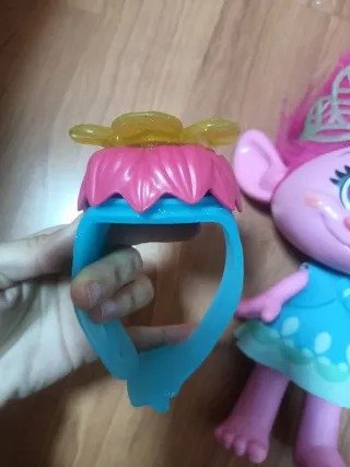 Muñeca Poppy Trolls con corona y accesorio