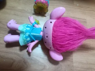 Muñeca Poppy Trolls con corona y accesorio