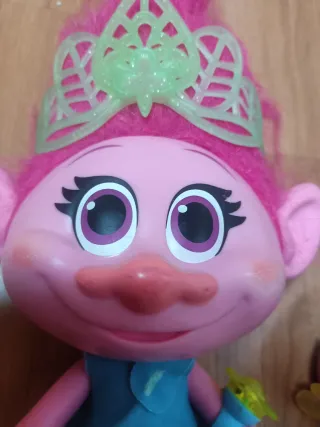 Muñeca Poppy Trolls con corona y accesorio
