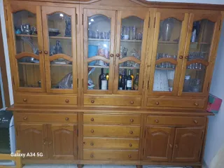 Mueble de pino con vitrinas