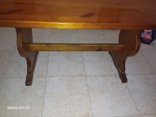 Mueble de pino con vitrinas