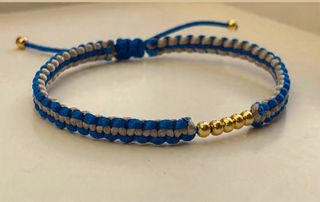 Pulsera artesanal macrame con detalles dorados
