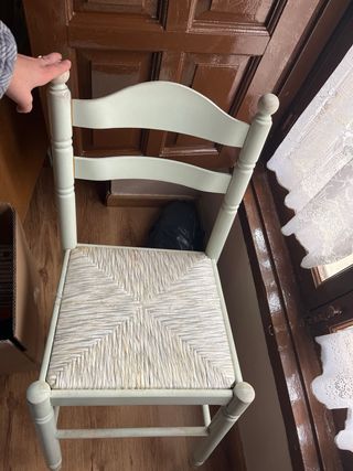 Silla de madera con asiento de yute
