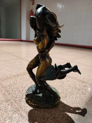 Figura decorativa de bronce