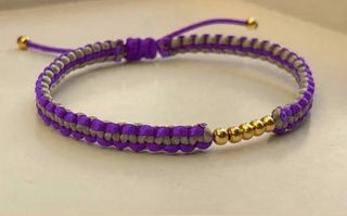 Pulsera Macramé Artesanal con Detalles Dorados