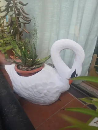 Portavasi a forma di cigno bianco e arancione in cemento