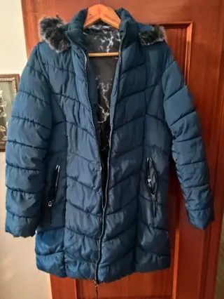 Abrigo acolchado azul con capucha