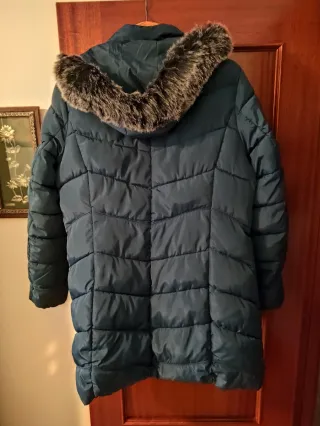 Abrigo acolchado azul con capucha