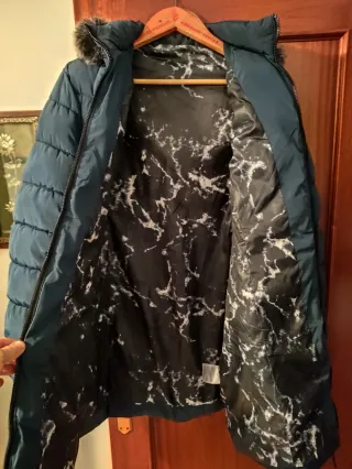 Abrigo acolchado azul con capucha