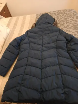 Abrigo acolchado azul con capucha