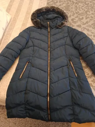 Abrigo acolchado azul con capucha