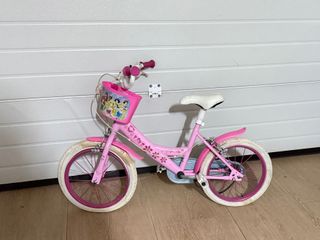 Bicicleta infantil rosa con cesta