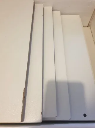 Estantería blanca con cajones