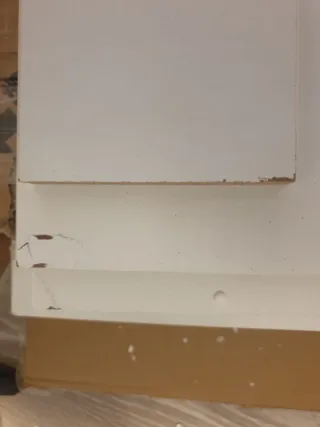 Estantería blanca con cajones