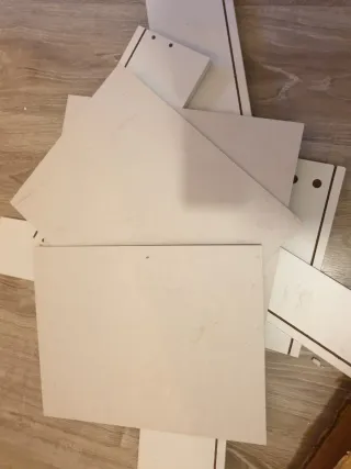 Estantería blanca con cajones