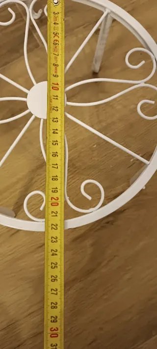 Soporte para plantas blanco y negro