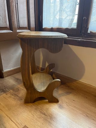 Mesita auxiliar de madera artesanal