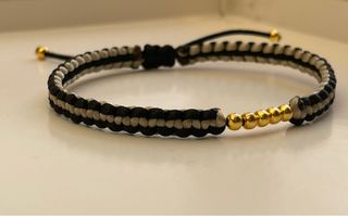 Pulsera Macramé Artesanal con Cuentas Doradas