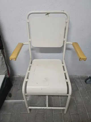 Silla antigua de metal