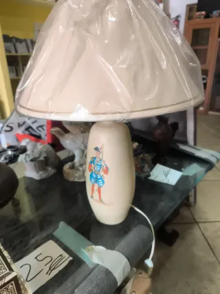 Lámpara de cerámica con figura de soldado