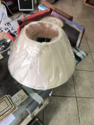 Lámpara de cerámica con figura de soldado