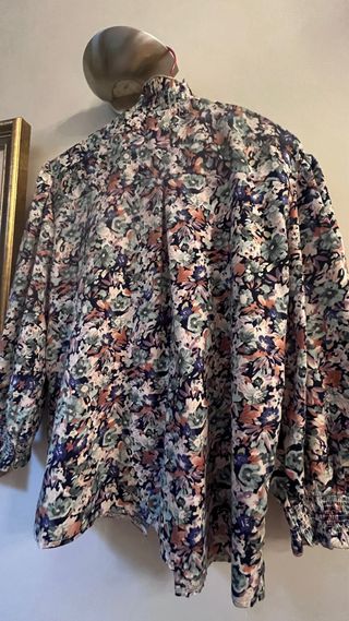 Blusa MEISIE floral con volantes