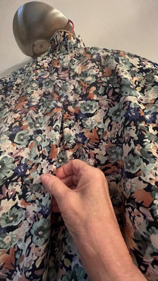 Blusa MEISIE floral con volantes