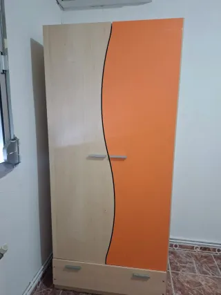 Armario Habitación Beige y Naranja