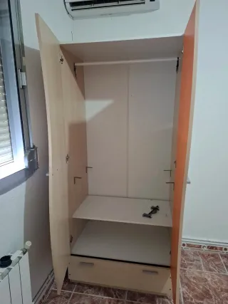 Armario Habitación Beige y Naranja