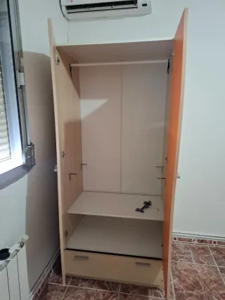 Armario Habitación Beige y Naranja