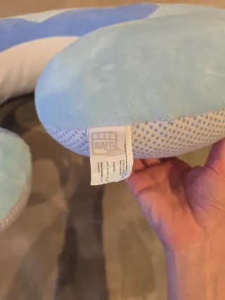 Cojín de lactancia azul con dibujo