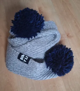 Bufanda de lana con pompones