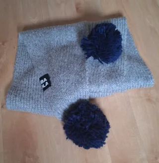 Bufanda de lana con pompones