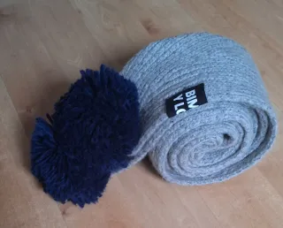 Bufanda de lana con pompones