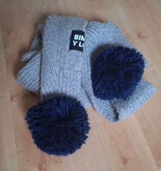 Bufanda de lana con pompones